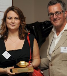 Cecilia Tessieri receives the 2009 'Golden Bean' from Simon Parkes