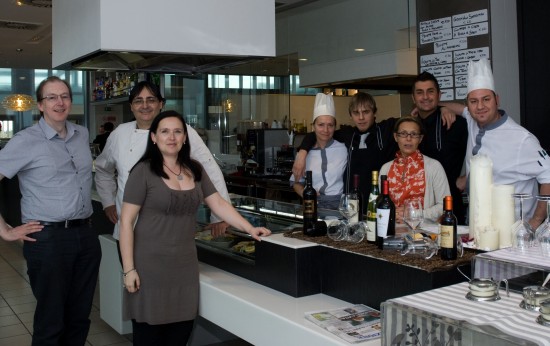 DSC_7004 Luca Mannori and wife, with restaurant team. Monica Meschini in front